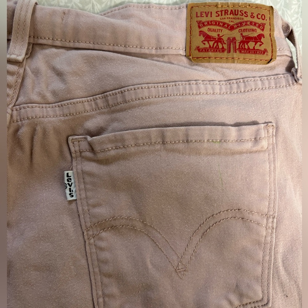 Selling this cute pink Levi’s jeans 505 straight in the size 31